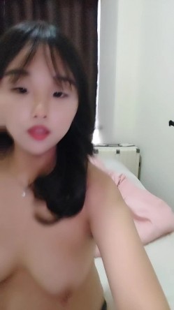 一日女友，丝袜高跟露脸超级骚的床上尤物，跟狼友互动撩骚听指挥各种展示，揉奶玩逼道具插高潮不断，尿尿给狼友看精彩又刺激