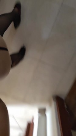 一日女友，丝袜高跟露脸超级骚的床上尤物，跟狼友互动撩骚听指挥各种展示，揉奶玩逼道具插高潮不断，尿尿给狼友看精彩又刺激