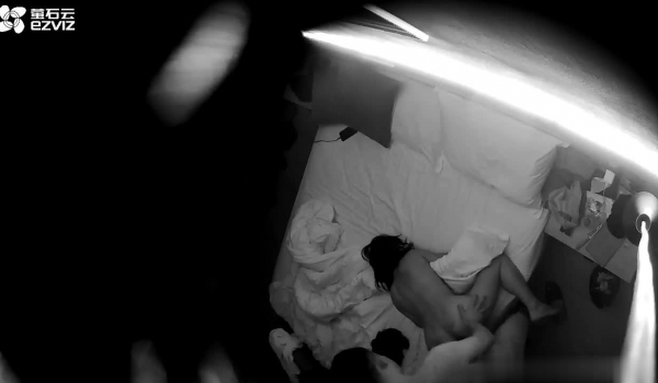 背情侣书包的学生男女干柴烈火式性爱 情趣黑丝一进