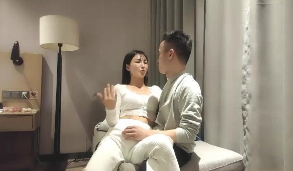 步宾探花极品长相甜美眼镜萌妹子沙发上啪啪，坐在身