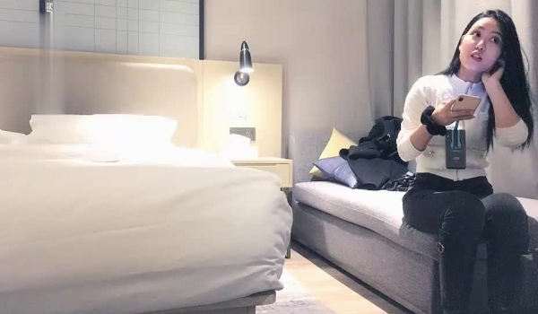 黄总今晚花了约了位前凸后翘长相标致的性感美女,黑