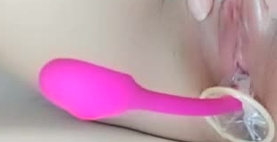 赋闲在家的小骚逼漏半脸直播，逼逼里塞个道具还带个