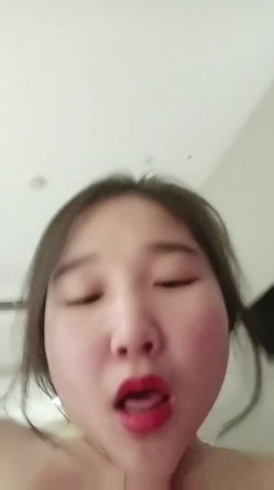 酒店里面丰满大奶美少妇，颜值不高，直播超级卖力自己狠狠玩穴，享受高潮