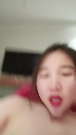 酒店里面丰满大奶美少妇，颜值不高，直播超级卖力自己狠狠玩穴，享受高潮