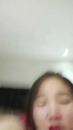 酒店里面丰满大奶美少妇，颜值不高，直播超级卖力自己狠狠玩穴，享受高潮