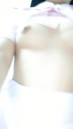 放假在家的学妹自己直播挣外快，网购情趣内衣和跳蛋勾搭狼友，性感情趣装肉捏坚挺的奶子，跳蛋塞逼里自慰