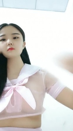 放假在家的学妹自己直播挣外快，网购情趣内衣和跳蛋勾搭狼友，性感情趣装肉捏坚挺的奶子，跳蛋塞逼里自慰