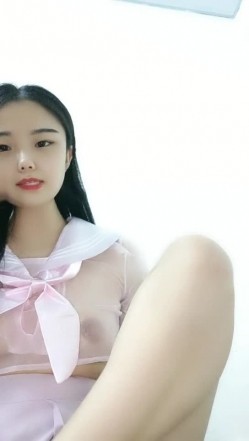 放假在家的学妹自己直播挣外快，网购情趣内衣和跳蛋勾搭狼友，性感情趣装肉捏坚挺的奶子，跳蛋塞逼里自慰