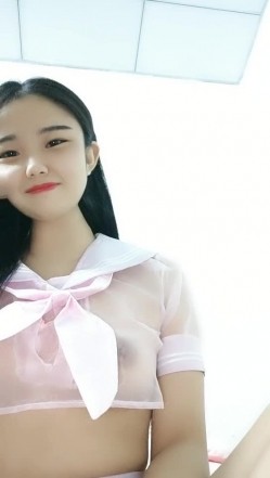 放假在家的学妹自己直播挣外快，网购情趣内衣和跳蛋勾搭狼友，性感情趣装肉捏坚挺的奶子，跳蛋塞逼里自慰