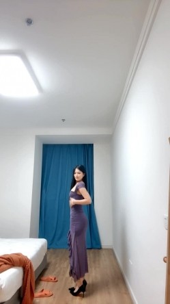 颜值高身材好的寂寞美少女，新来的宝贝深夜大秀直播，还有大姨妈就发骚，听狼友指挥穿上黑丝高跟揉奶玩阴蒂