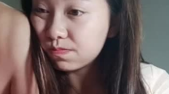 五十岁大叔玩弄年轻漂亮的小媳妇，看完脸就开干，强