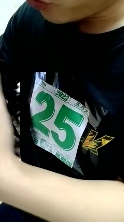 母子乱伦~小哥直播看他妈内裤，水杯里下药，掏出奶子猛吸，开档黑丝肥穴，在厨房一顿操