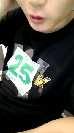 母子乱伦~小哥直播看他妈内裤，水杯里下药，掏出奶子猛吸，开档黑丝肥穴，在厨房一顿操