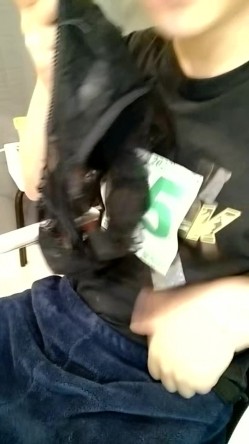 母子乱伦~小哥直播看他妈内裤，水杯里下药，掏出奶子猛吸，开档黑丝肥穴，在厨房一顿操