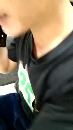 母子乱伦~小哥直播看他妈内裤，水杯里下药，掏出奶子猛吸，开档黑丝肥穴，在厨房一顿操