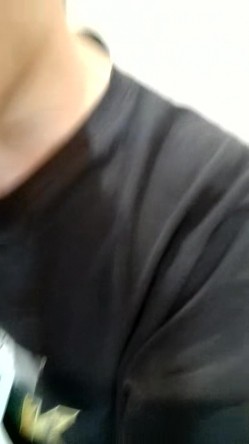 母子乱伦~小哥直播看他妈内裤，水杯里下药，掏出奶子猛吸，开档黑丝肥穴，在厨房一顿操