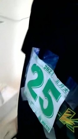 母子乱伦~小哥直播看他妈内裤，水杯里下药，掏出奶子猛吸，开档黑丝肥穴，在厨房一顿操