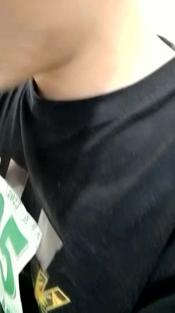 母子乱伦~小哥直播看他妈内裤，水杯里下药，掏出奶子猛吸，开档黑丝肥穴，在厨房一顿操