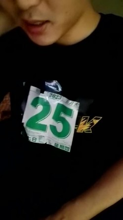 母子乱伦~小哥直播看他妈内裤，水杯里下药，掏出奶子猛吸，开档黑丝肥穴，在厨房一顿操