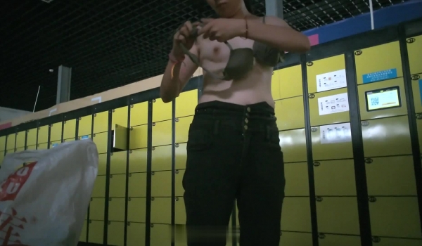 大众浴室偷拍美女淋浴换衣 沉浸式记录三姐妹洗澡穿