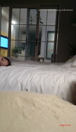 根叔酒店开房嫖妓找兼职妹偷拍直播逼毛茂盛在商场卖电器的长发兼职妹全套服务