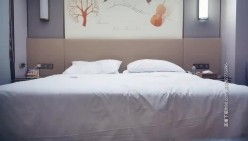 平头男湖南旅游酒店3000元约操颜值身材很好的年轻妹子啪啪,胸前还有性感纹身,激烈抽插,销魂淫叫.国语!