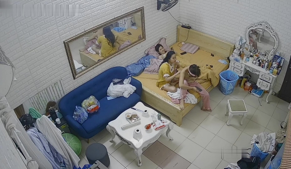 《居家摄像头破解》三个合租美女的日常