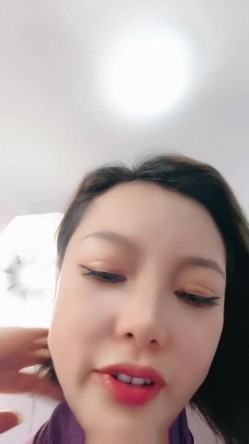 丝袜高跟露脸两个风骚少妇的诱惑，揉奶玩逼看特写伺候小哥大鸡巴，舔鸡巴的样子真骚，让小哥多体位爆草蹂躏