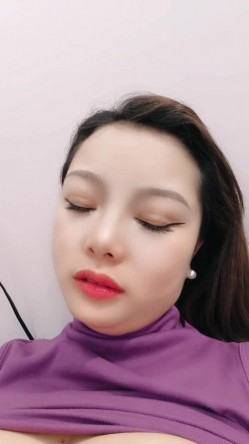 丝袜高跟露脸两个风骚少妇的诱惑，揉奶玩逼看特写伺候小哥大鸡巴，舔鸡巴的样子真骚，让小哥多体位爆草蹂躏