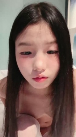 白丝露脸清纯又可爱的学妹一个人在家跟狼友互动发骚，听指挥伸出舌头要舔狼友大鸡巴，揉奶玩逼看特写真骚啊