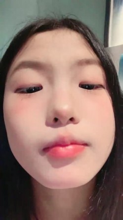 白丝露脸清纯又可爱的学妹一个人在家跟狼友互动发骚，听指挥伸出舌头要舔狼友大鸡巴，揉奶玩逼看特写真骚啊