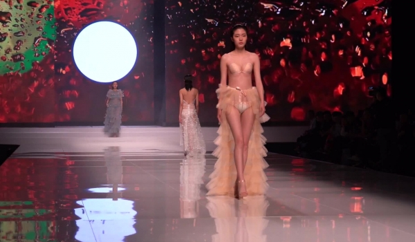 【内衣秀4】珍藏经典 无底内裤 这毛漏的厉害