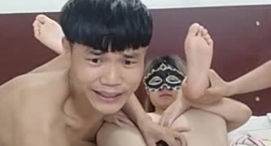 一男二女玩3P 男的干的很开心 干完后妹子拿黄瓜