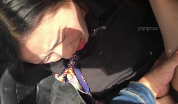 第一次上山和长发美女同事玩车震把她操到受不了 完