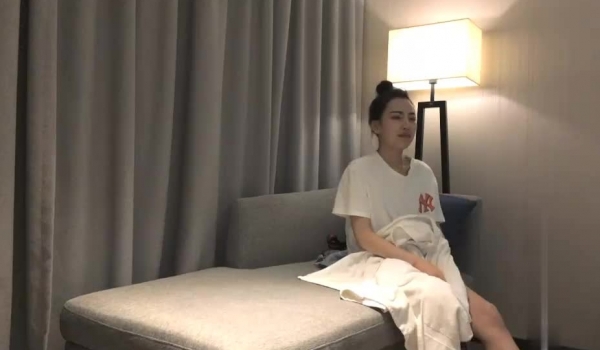 小宝寻花约了个白衣丸子头甜美萌妹啪啪，舌吻互舔调