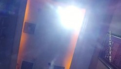 《骚飘飘专业搞鸡》1800元浴足按摩店撩了个骚妹子到酒店开房干了一半28万人气把房间挤掉线翻车了