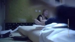 《骚飘飘专业搞鸡》1800元浴足按摩店撩了个骚妹子到酒店开房干了一半28万人气把房间挤掉线翻车了