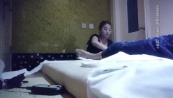 《骚飘飘专业搞鸡》1800元浴足按摩店撩了个骚妹子到酒店开房干了一半28万人气把房间挤掉线翻车了