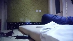 《骚飘飘专业搞鸡》1800元浴足按摩店撩了个骚妹子到酒店开房干了一半28万人气把房间挤掉线翻车了