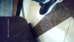 《骚飘飘专业搞鸡》1800元浴足按摩店撩了个骚妹子到酒店开房干了一半28万人气把房间挤掉线翻车了