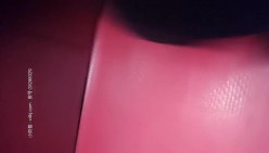 《骚飘飘专业搞鸡》1800元浴足按摩店撩了个骚妹子到酒店开房干了一半28万人气把房间挤掉线翻车了