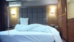 《骚飘飘专业搞鸡》1800元浴足按摩店撩了个骚妹子到酒店开房干了一半28万人气把房间挤掉线翻车了