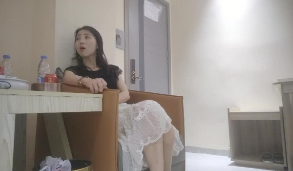 【老马打螺丝】白色长裙极品少妇，韵味十足，撩起裙