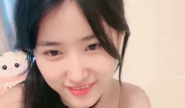 明星颜值【纯情辣妹】鸡毛挑逗~首次直播干炮~无套