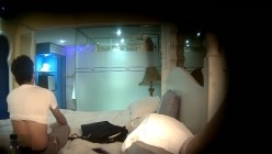 趁周末休息大学生四眼小青年宾馆约会同校苗条女友洗完迫不及待的热吻进入连着搞了2炮激情四射