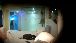 趁周末休息大学生四眼小青年宾馆约会同校苗条女友洗完迫不及待的热吻进入连着搞了2炮激情四射