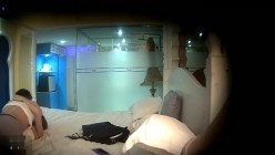 趁周末休息大学生四眼小青年宾馆约会同校苗条女友洗完迫不及待的热吻进入连着搞了2炮激情四射