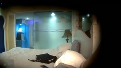 趁周末休息大学生四眼小青年宾馆约会同校苗条女友洗完迫不及待的热吻进入连着搞了2炮激情四射