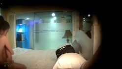 趁周末休息大学生四眼小青年宾馆约会同校苗条女友洗完迫不及待的热吻进入连着搞了2炮激情四射