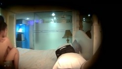 趁周末休息大学生四眼小青年宾馆约会同校苗条女友洗完迫不及待的热吻进入连着搞了2炮激情四射